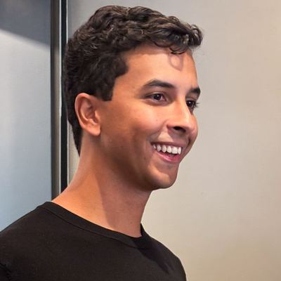 Matheus Mota, fundador da ATOM, sorrindo durante o Conecta ATOM São Paulo.