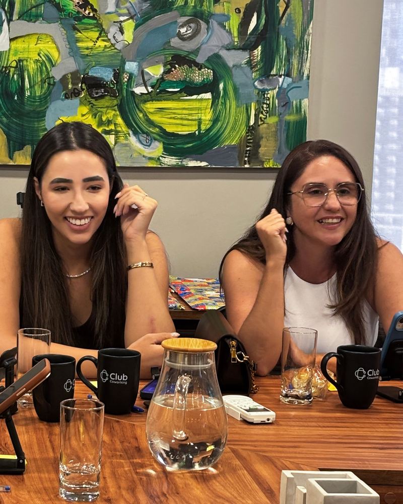 Duas mulheres sorriem à mesa de debate do Conecta ATOM São Paulo.